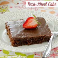 Texas Sheet Cake | realmomkitchen.com