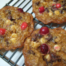 Triple-Chocolate Cranberry Oatmeal Cookies | realmomkitchen.com