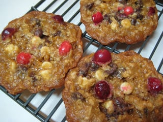 Triple-Chocolate Cranberry Oatmeal Cookies | realmomkitchen.com