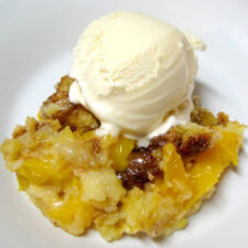 Ooey-Gooey Peach Cobbler | realmomkitchen.com