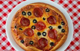 Pizza Hut Pan Pizza and Sauce | realmomkitchen.com