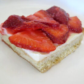 Strawberries and Cream Dessert Squares | realmomkitchen.com
