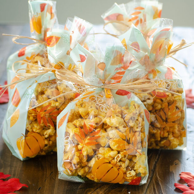 Microwave Caramel Popcorn | realmomkitchen.com