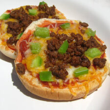 Mini Mexican Pizzas | realmomkitchen.com