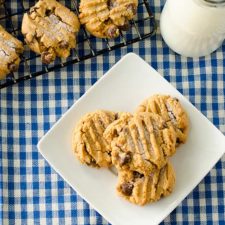 Flourless Peanut Butter Chocolat Chip Cookies | realmomkitchen.com