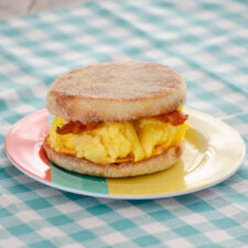 Freezer Egg and Muffin Sandwiches | realmomkitchen.com