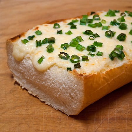 Cheesy Garlic Bread | realmomkitchen.com