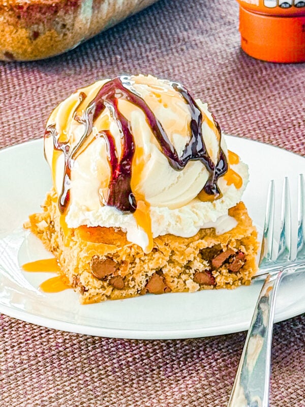 Copycat Chili’s Chocolate Chip Paradise Pie with vanilla ice cream, caramel, and chcolate sauce