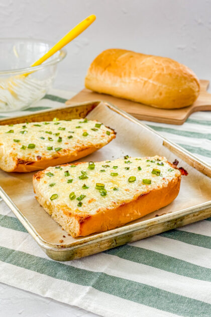 how to make cheesy garlic bread