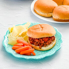 tangy sloppy joes with chips and carrots