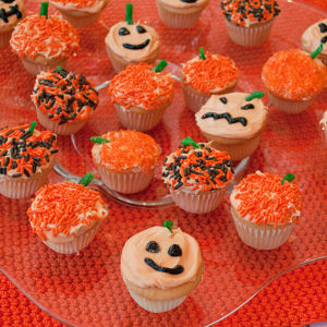 Mini Pumkpin Cupcakes | realmomkitchen.com