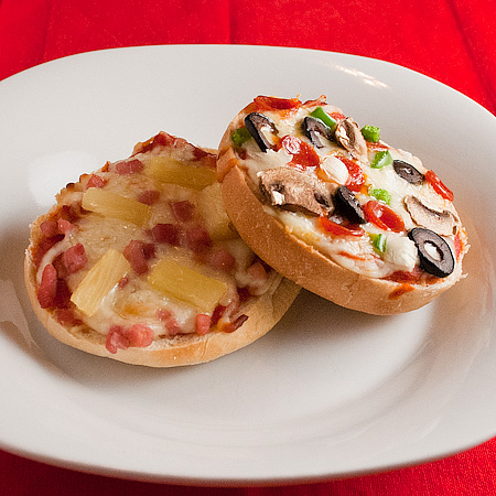 Mini English Muffin Pizzas | realmomkitchen.com