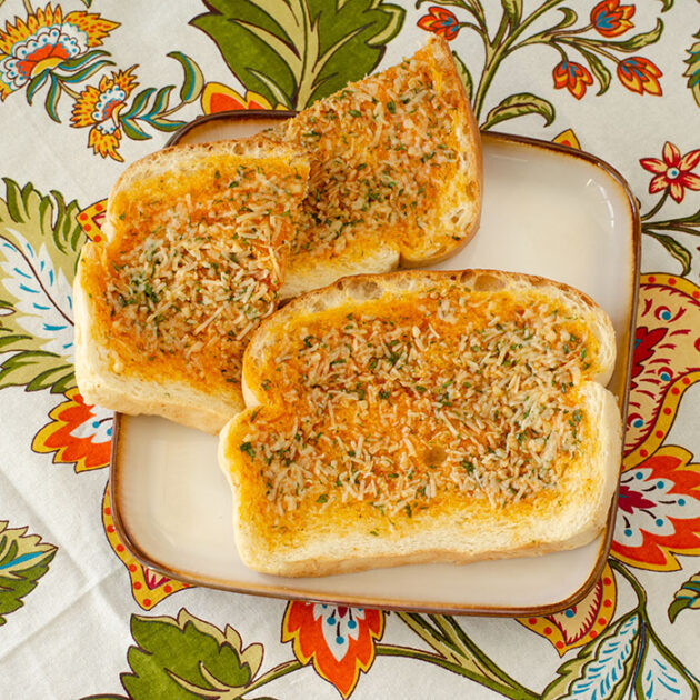 Dilly Garlic Bread | realmomkitchen.com