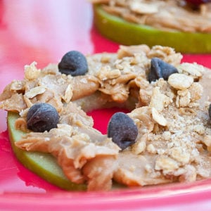 Apple Pizza with chocolate chips on top | realmomkitchen.com