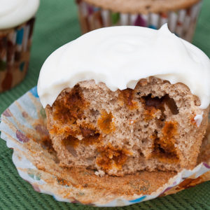 Cinnamon Applesauce Cupcakes | realmomkitchen.com