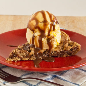 One Pan Skillet Chocolate Chip Cookie Pie | realmomkitchen.com