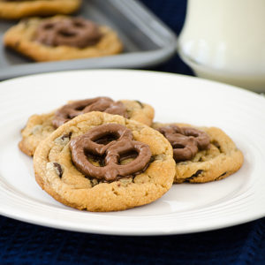 Pretzel Topped Chocolate Chip Cookies | realmomkitchen.com