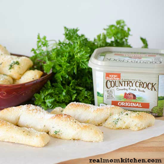Easy Garlic Breadsticks | realmomkitchen.com