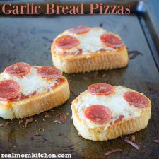 Garlic Bread Pizzas | realmomkitchen.com