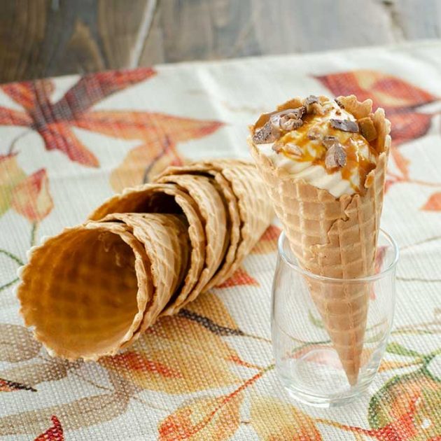 No Bake Caramel Pumpkin Cheesecake Cones | realmomkitchen.com
