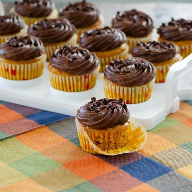 Pumpkin Cupcakes with Chocolate Frosting | realmomkitchen.co