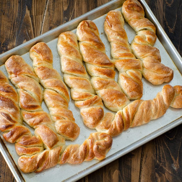 Garlic Bread Twists | realmomkitchen.com