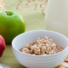 Overnight Apple Cinnamon Oaatmeal | realmomkitchen.com