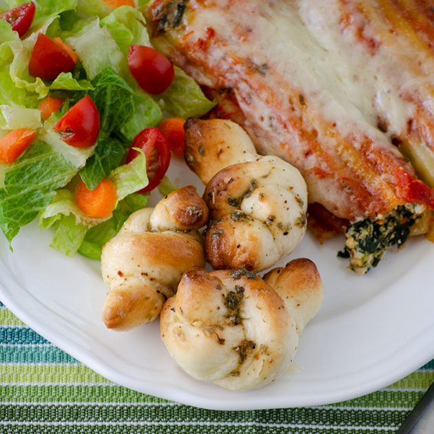 Pizzeria Style Garlic Knots | realmomkitchen.com