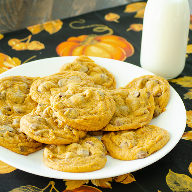 Eggless Pumpkin Chocolate Chip Cookies | realmomkitchen.com