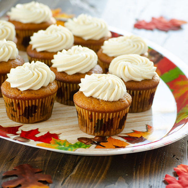 Pumpkin CUpcakes with Maple Frosting | realmomkitchen.com