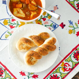 Johnny's Garlic Seasoning Breadsticks | realmomkitchen.com