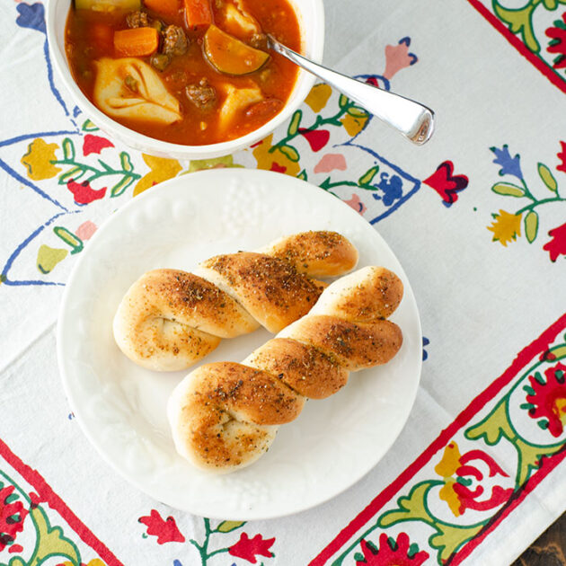 Johnny's Garlic Seasoning Breadsticks | realmomkitchen.com