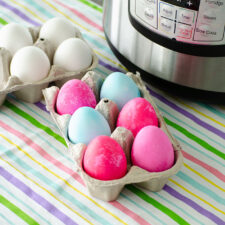 Instant Pot Easter Eggs| realmomkitchen.com