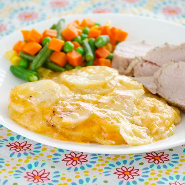 Cheesy Au Gratin Potatoes | realmomkitchen.com
