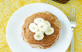 Easy Banana Nut Pancakes | ralmomkitchen.com