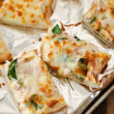 Simple Chicken Alfredo Pizza | realmomkitchen.com
