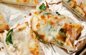 Simple Chicken Alfredo Pizza | realmomkitchen.com