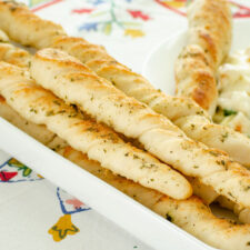 Easy Homemade Breadsticks | realmomkitchen.com