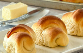 Holiday Dinner Rolls | realmomkitchen.com