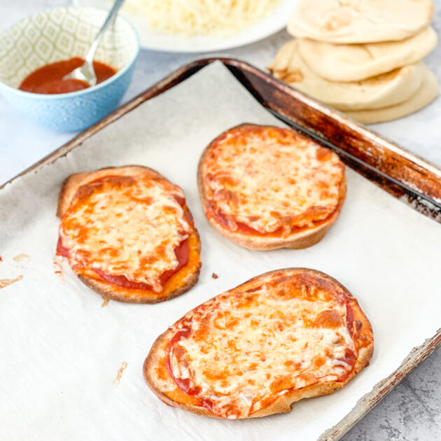 10 Minute Naan Pizza | realmomkitchen.com