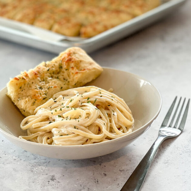 5 Minute Alfredo Sauce | realmomkitchen.com