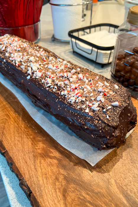Chocolate Peppermint Roll Cake | realmomkitchen.com