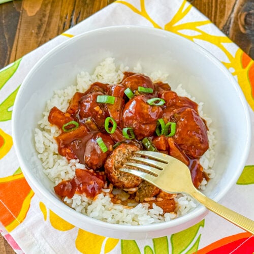 Easy slow cooker Hawaiian meatballs with pineapple and barbecue sauce